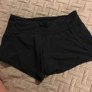 Like new Lululemon run times shorts sz 6